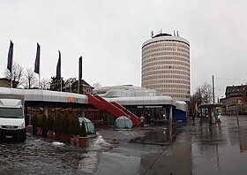 Das Einkaufszentrum Grossacker und das Wahrzeichen St. Fidens, der „Silberturm“