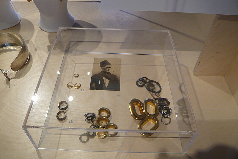 File:Enkhuizen Zuiderzee museum earrings for men.jpg