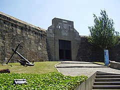 Galego: Entrada ó castelo Español: Entrada al castillo