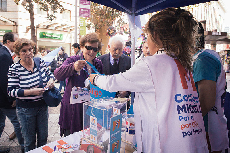 File:Entrega diario Nueva Mayoría en Paseo Ahumada 04 10 2013 (10099115595).jpg