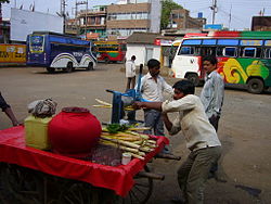 Torchio per canna da zucchero davanti alla stazione degli autobus di Mandla