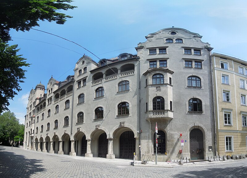 File:Fassade der Hauptfeuerwache München 2.jpg