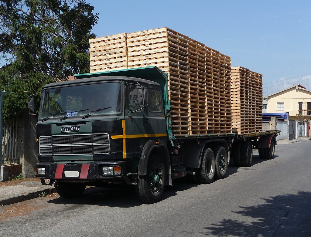 Fiat 619 autocarro medio pesante 1024px-Fiat_truck_with_pallets