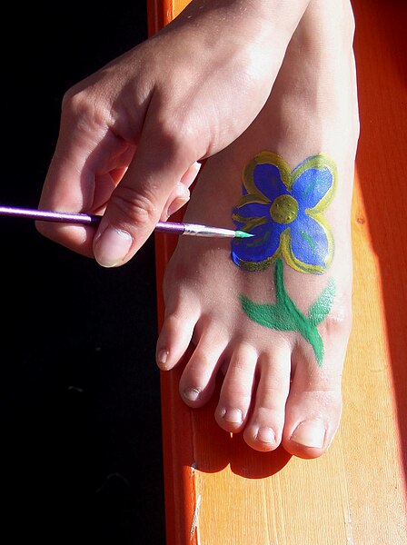 File:Footgym painting feet.jpg