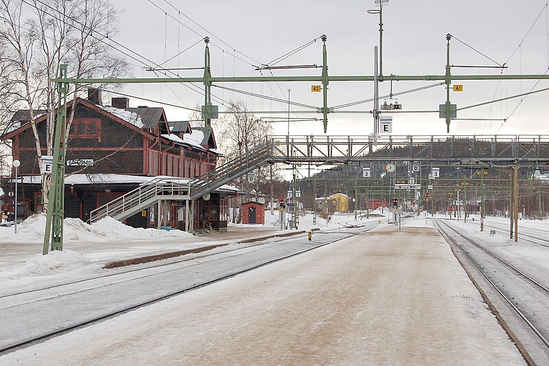 File:Gällivare järnvägstation.jpg