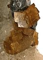 Tinh thể siderit cùng với galena và thạch anh (kích thước: 6,2 × 4,1 × 3,6 cm)