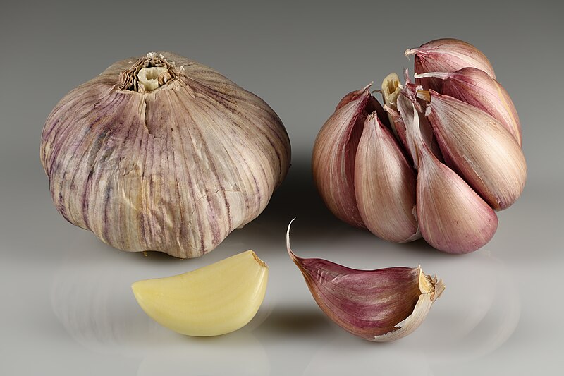 File:Garlic bulbs and cloves.jpg