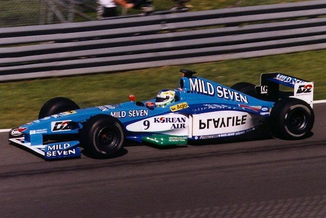 Playlife branding on the 1999 Benetton B199