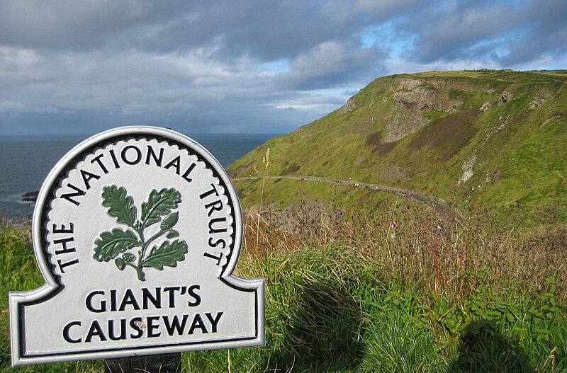 File:Giant´s Causeway, The National Trust.jpg