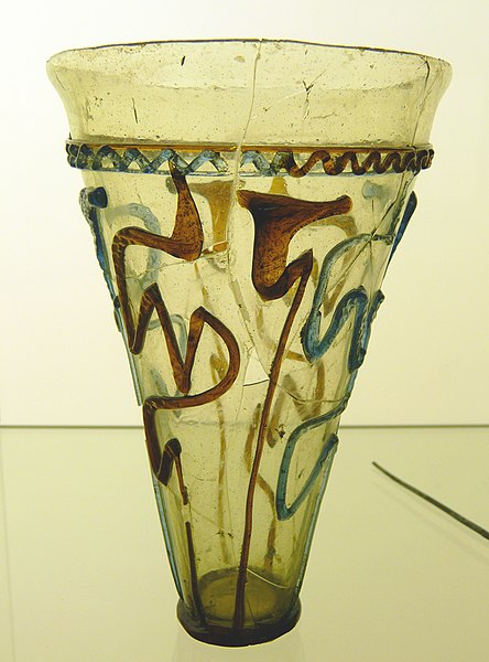 File:Glasbecher mit Schlangenfadenverzierung (Ende 4. Jh.), Gelduba Grab 4756, Museum Burg Linn.jpg