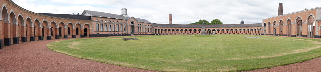 Le Grand Hornu: Place Verte mit Verwaltungsbau (mit Dreiecksgiebel, links), Werkstätten und Maschinenhaus (rechts) (UNESCO-Welterbe in Belgien). Grand Hornu