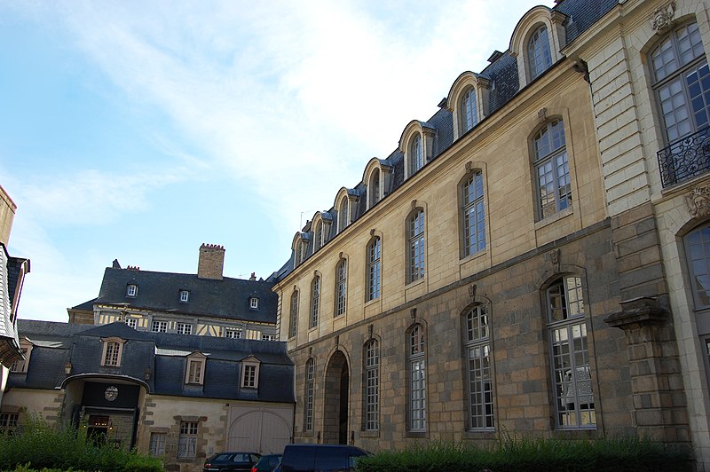 File:Hôtel de Blossac - hôtel côté cour.jpg