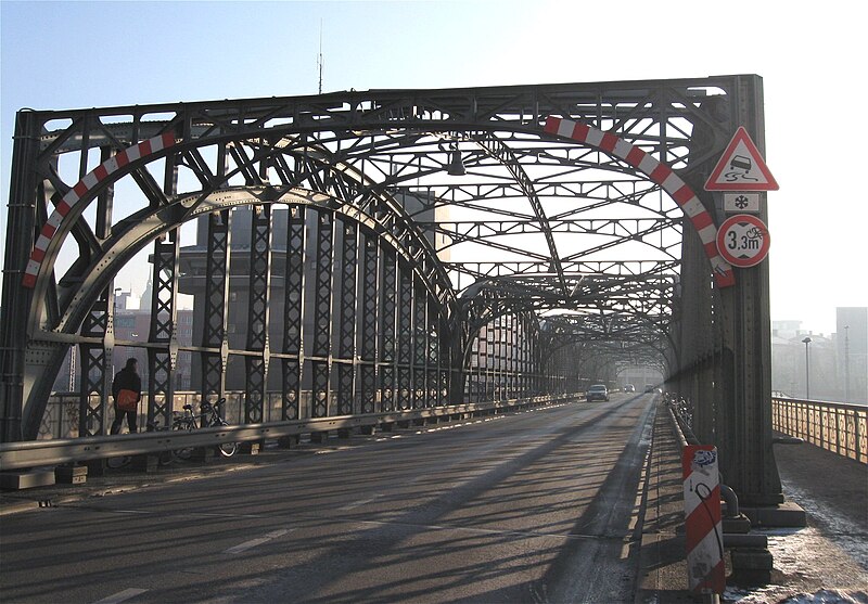 File:Hackerbruecke Muenchen-1.jpg