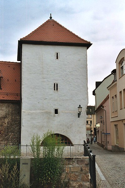 File:Hettstedt, gatehouse on the Wipper.jpg