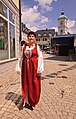 File:Historische Kleidung beim Volksfest Lößnitzer Salzmarkt. Sachsen. 2H1A0630WI.jpg