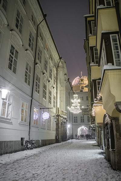 File:Hofburg und die Hofgasse.jpg