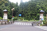 終点の三の門、愛知県道32号長篠東栄線との交点