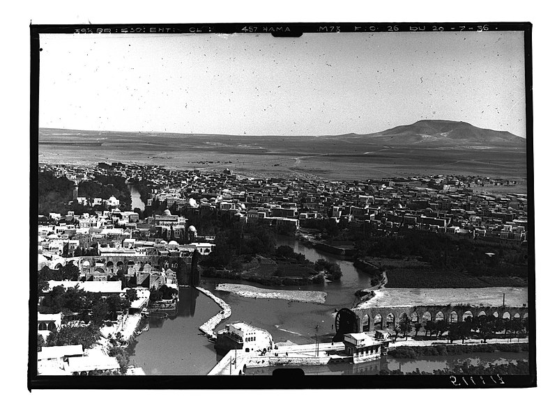 File:Ifpo 21402 Syrie, gouvernorat de Hama, Hama traversée par l’Oronte, vue aérienne oblique.jpg