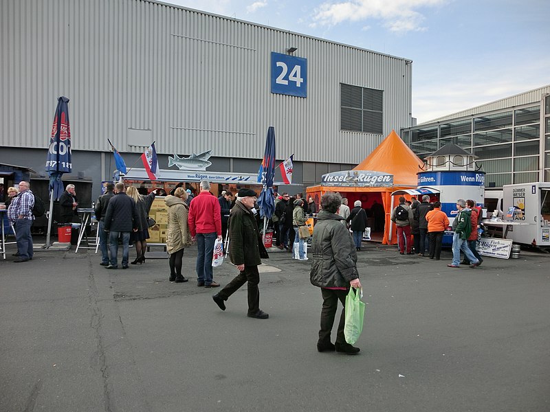 File:Imbiss vor Halle 24 Februar 2016 - panoramio.jpg