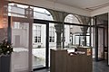 Interieur Spaans Gouvernement (thans museum)- zicht op de binnenplaats door glazen wand en arcade - Maastricht - 20534194 - RCE.jpg