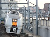 上野方面から進入する下り「スーパーひたち」。上野方面へは駅を出てすぐに急なカーブがある（2007年11月3日）。