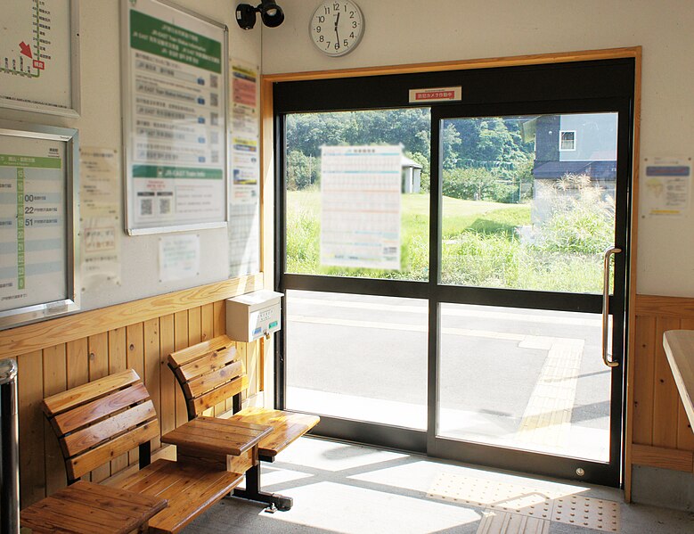 File:JR Iiyama Line Yokokura Station Waiting room.jpg