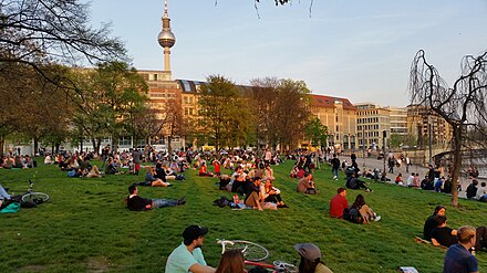 Drinking public. Центральный парк Берлина. James Simon Park. Парк Монбижу Берлин. Митте (округ Берлина).