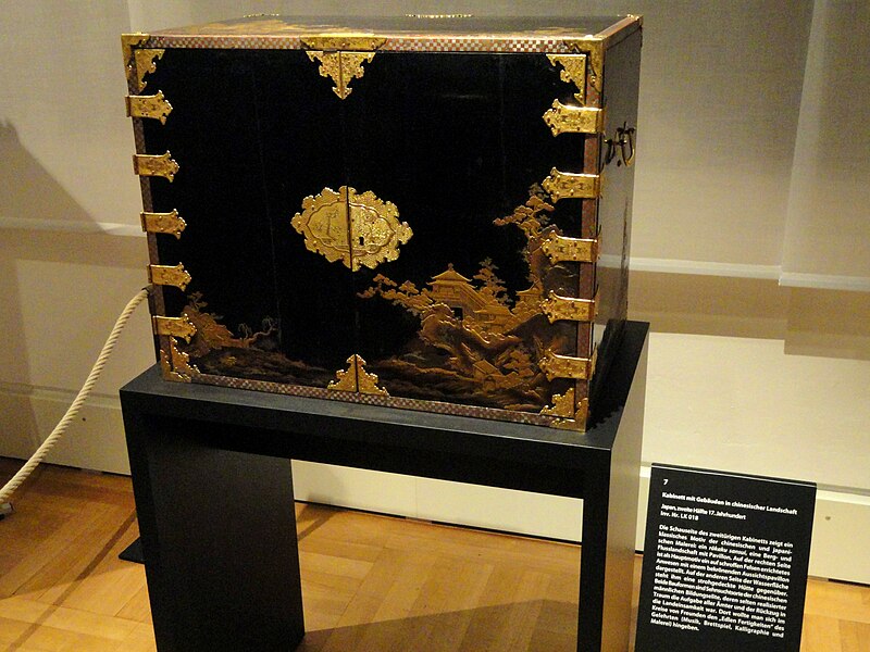 File:Japanese lacquer cabinet - Staatliches Museum für Völkerkunde München - DSC08386.JPG