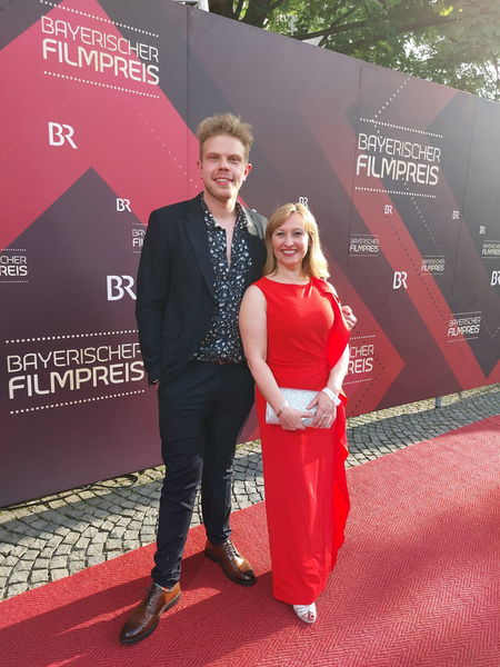File:Johannes Berzl mit Managerin Gabrielle Odinis auf dem Bayerischen Filmpreis 2022.png