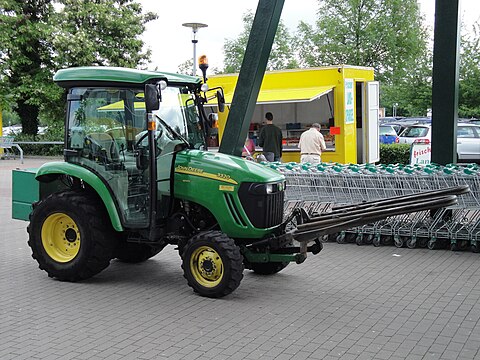 Compact utility tractor