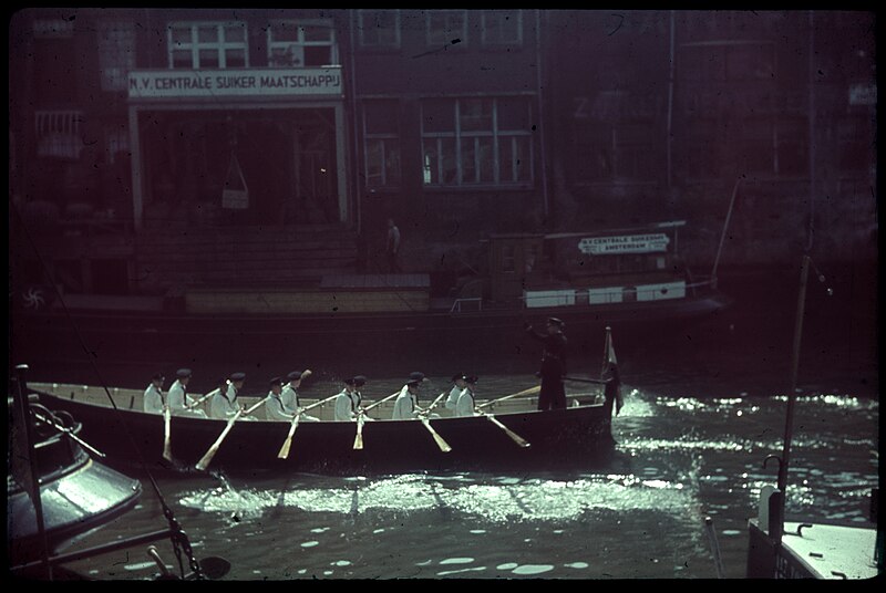 File:Jonge mariniers in een roeisloep op de Scheepmakershaven 1935 - 1940.jpg