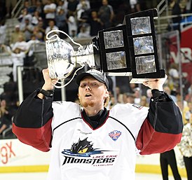 Joonas Korpisalo alza la Calder Cup.jpg