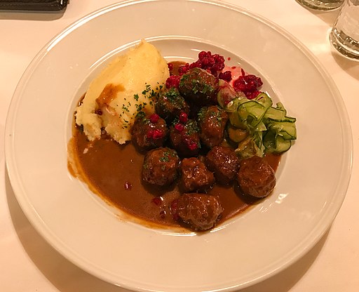 Köttbullar mit Kartoffelpüree (31488444044)