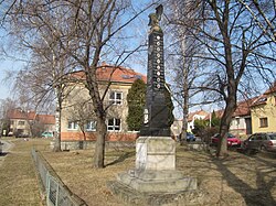 Pomník obětem I. světové války a škola