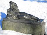 «Mor og barn», svart granitt, utstilt i Frognerparken i Oslo siden 1925