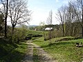 Sur pente, l'érosion tend à creuser les chemins/Village Kamienne