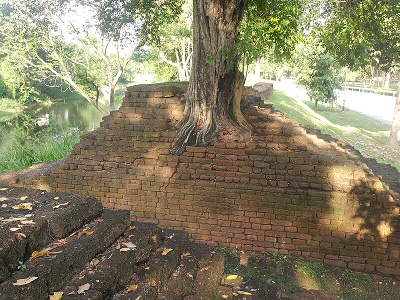 File:Kamphaeng Phet, sity wall.jpg