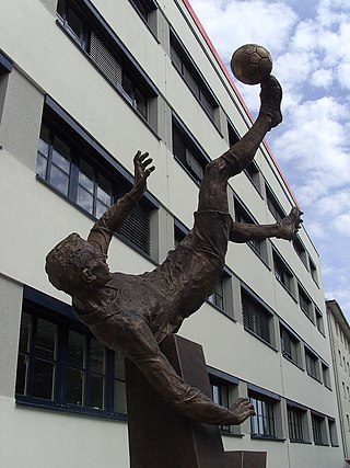 <i>Kicker Statue</i>