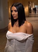Kim Kardashian con un top sin hombros en 2017.