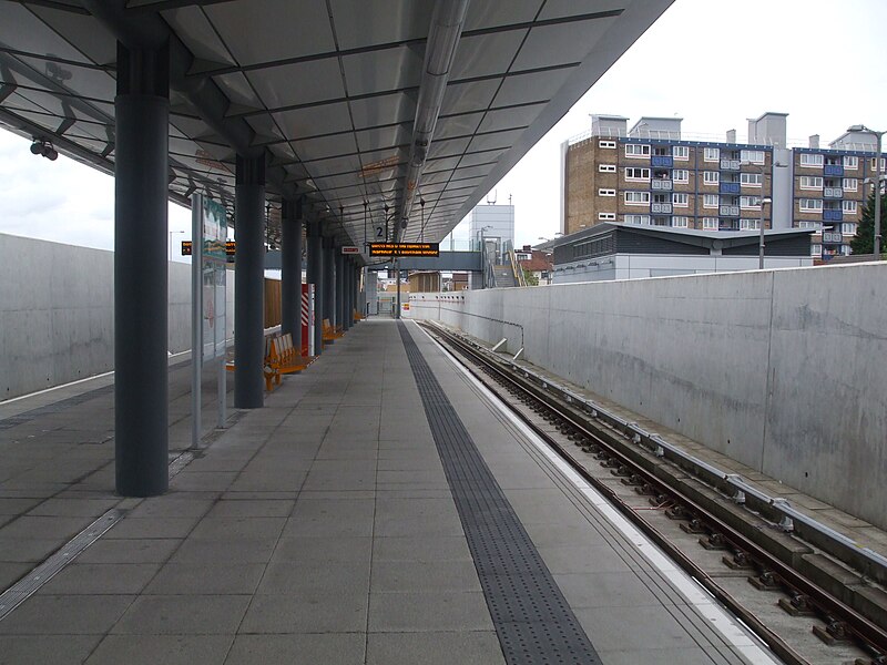 File:King George V DLR station platform 2 look east.JPG