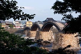 Kintai-Brücke in Richtung Stadt