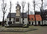 Dorpsplein met Veerhuis en Christusbeeld