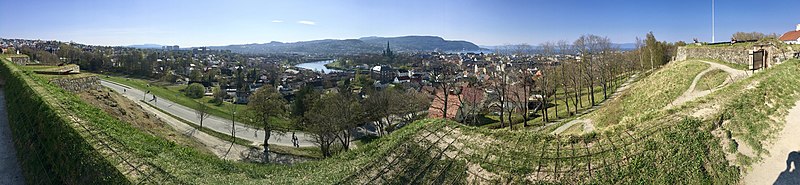 File:Kristiansten Festning (fortress) Trondheim Norway Distorted panorama 2019-04-26 Utsikt (view of city) fra Tenaljen Kristianstensbakken Gløshaugen Nidelva Nidarosdomen etc IMG 7904.jpg