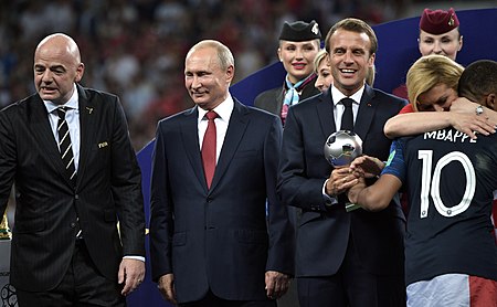Fail:Kylian_Mbappé_receives_the_best_young_player_award_at_the_2018_Football_World_Cup_Russia.jpg
