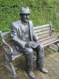 Lawrence Stephen Lowry.  Escultura en Mottram en Longdendale