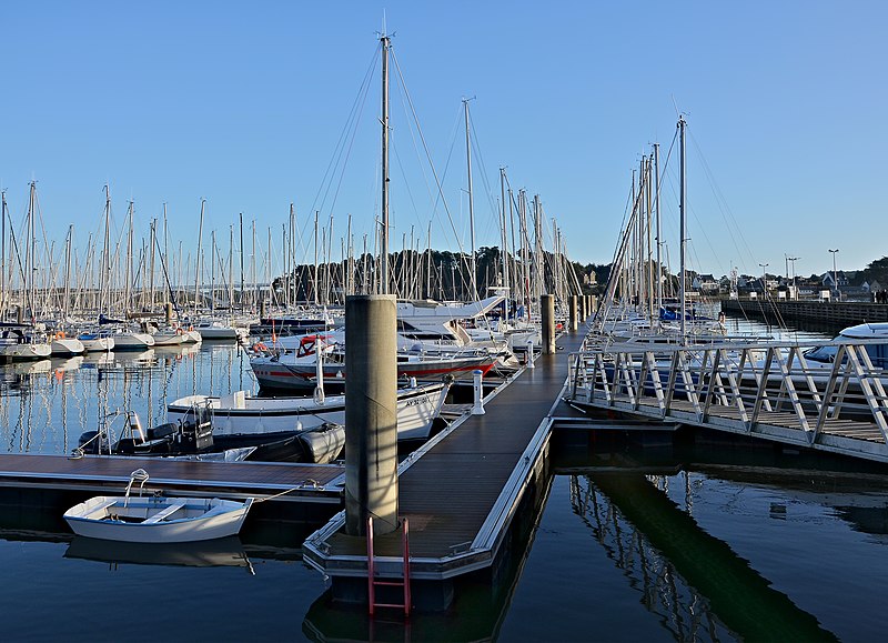 File:La Trinité 56 Port de plaisance Pontons 2013.jpg