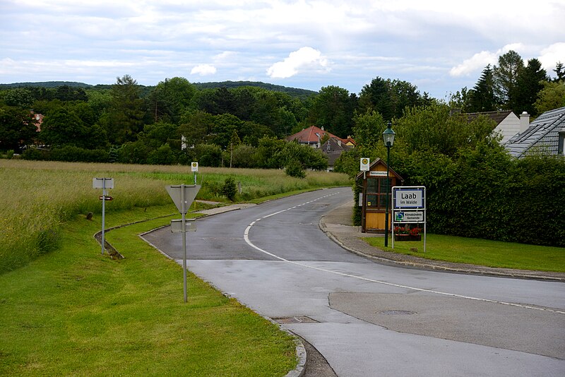 File:Laab im Walde Reitsportzentrum Bushaltestelle.jpg