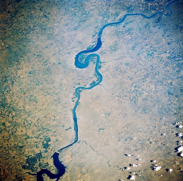 Looking southeast from space, August, 1989. The lower Oahe Reservoir and Oahe Dam are near the bottom of this view; Lake Sharpe and Big Bend Dam are n