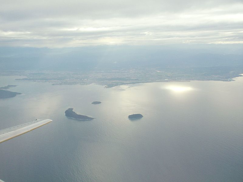 File:Leaving Kota Kinabalu Behind retouched.jpg