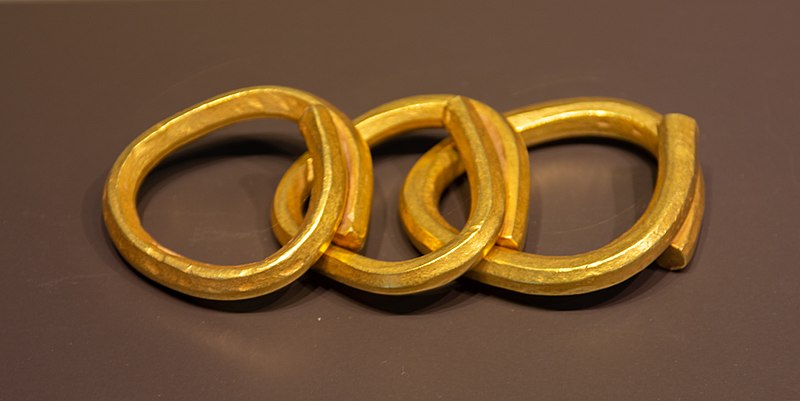 File:Lingotes de oro doblados. Tesoro de Bodonal.jpg